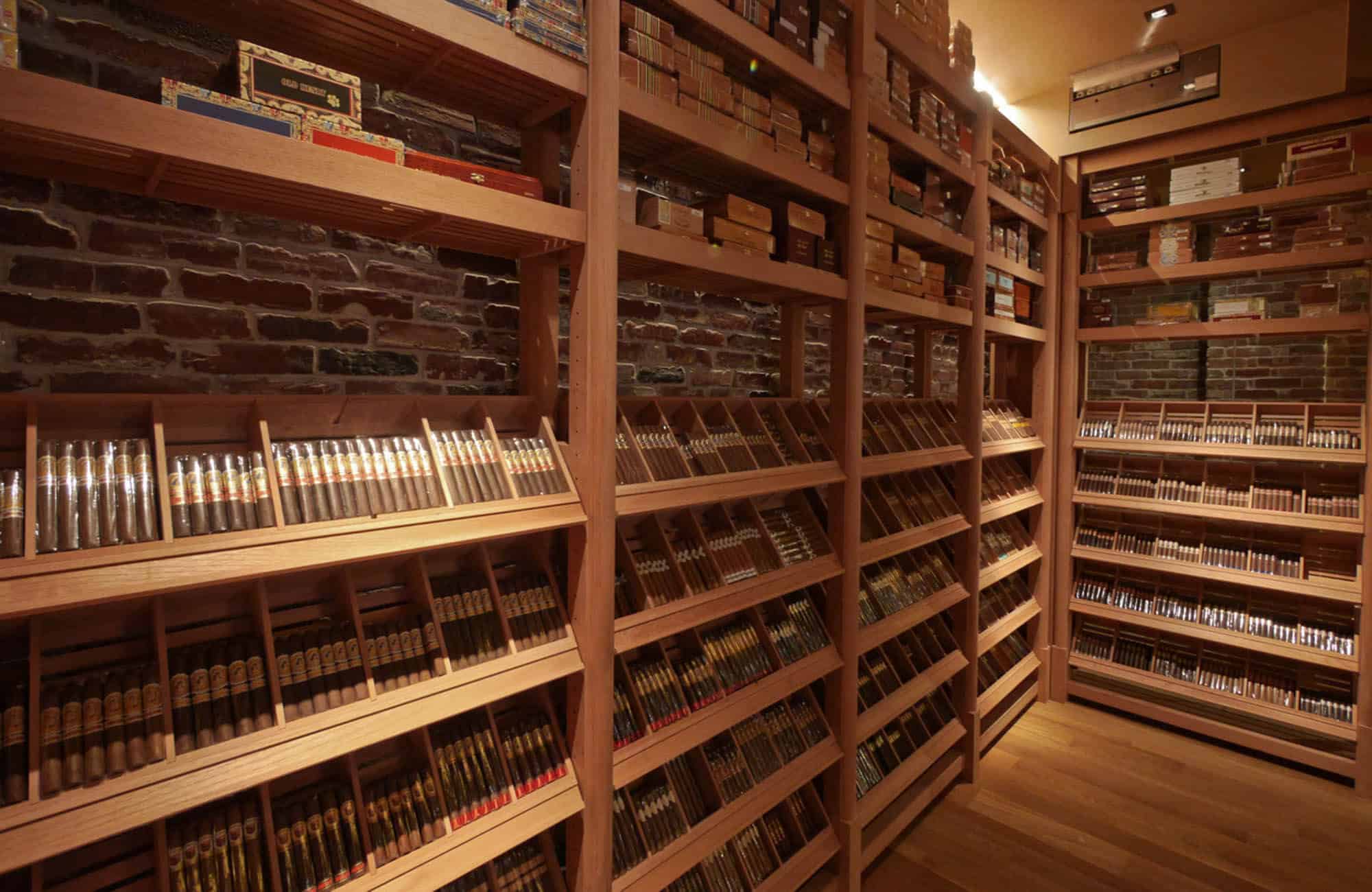 Full scale humidor