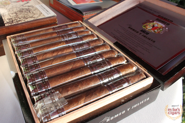 romeo-y-julieta-anejo-cigar-box-open