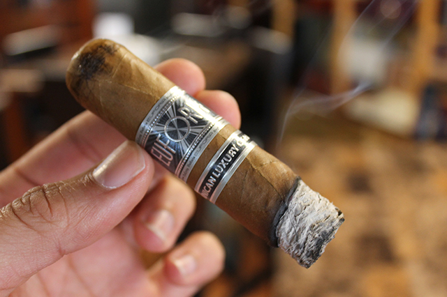 euforia-dominican-luxury-cigar-review-white-ash